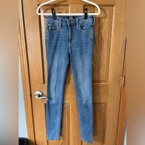 Hollister high rise supper skinny jeans. Size 3L w26 L31
